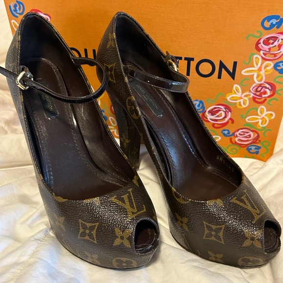 LOUIS VUITTON MONOGRAM PLATFORM PUMP - Picture 2 of 9